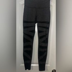 Lululemon wonder under leggings size 6.  Only worn once.